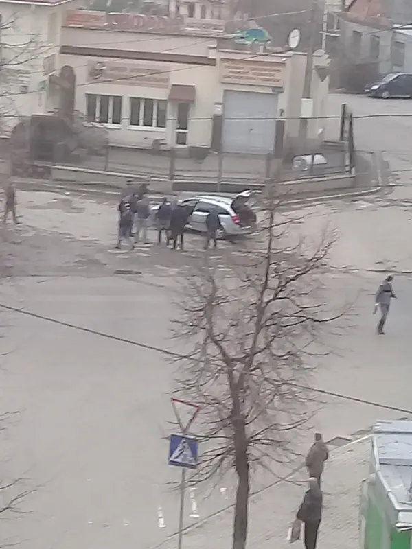 У Луцьку посеред вулиці задиміла іномарка (фото)