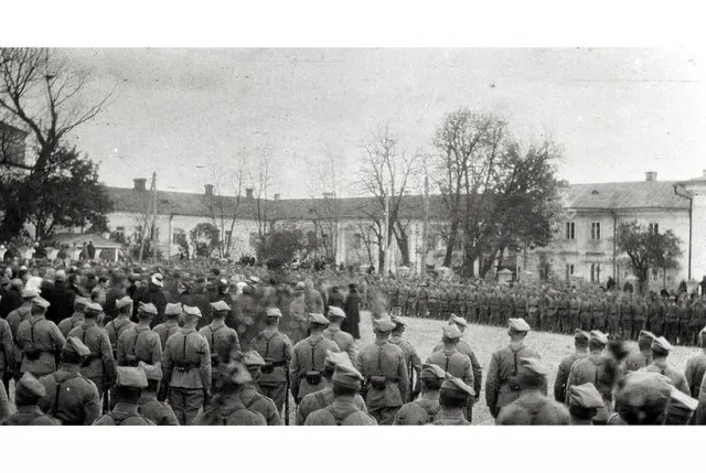 Розповіли, як Луцьк у 1922 році зустрічав Пілсудського (фото)