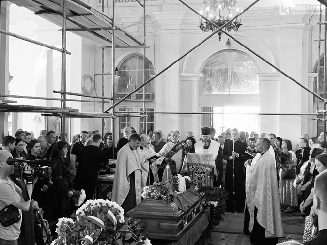 Сльози і квіти: у Луцьку прощаються з загиблим на війні екснардепом Сергієм Слабенком (фото)