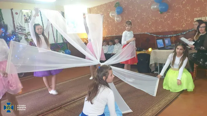 На Волині співробітники СБУ привітали маленьких підопічних зі святами (фото)