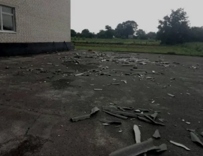 На Волині сильний вітер зірвав дах школи (фото) 
