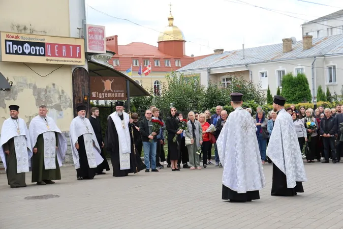 Луцьк навколішки прощався з трьома загиблими захисниками Русланом Новосадом, Владиславом Павлюком та Анатолієм Дячуком