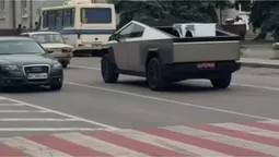 Тільки три на всю країну: у Нововолинську помітили Cybertruck, який возив пралки (відео)