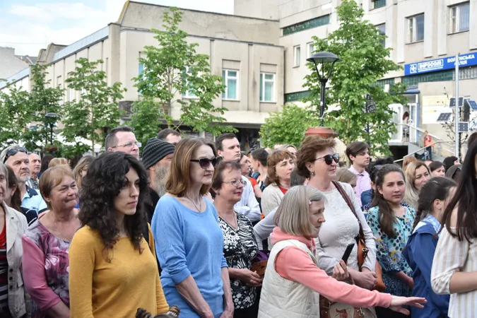 Живі скульптури та оркестр між вогнями: Луцьк провів весну музично й театрально