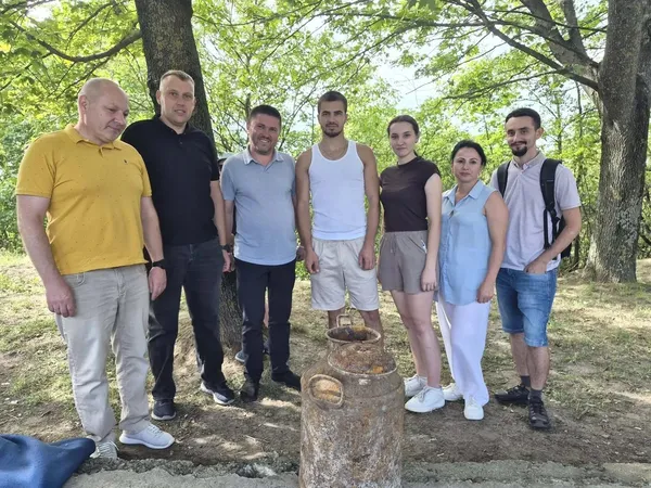Перечепився за дріт у лісі: на Прикарпатті знайшли бідон із секретним архівом ОУН (фото)