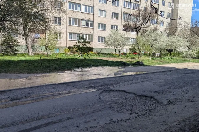 Одну з вулиць Луцька затоплює – вода б'є з-під землі: що коїться