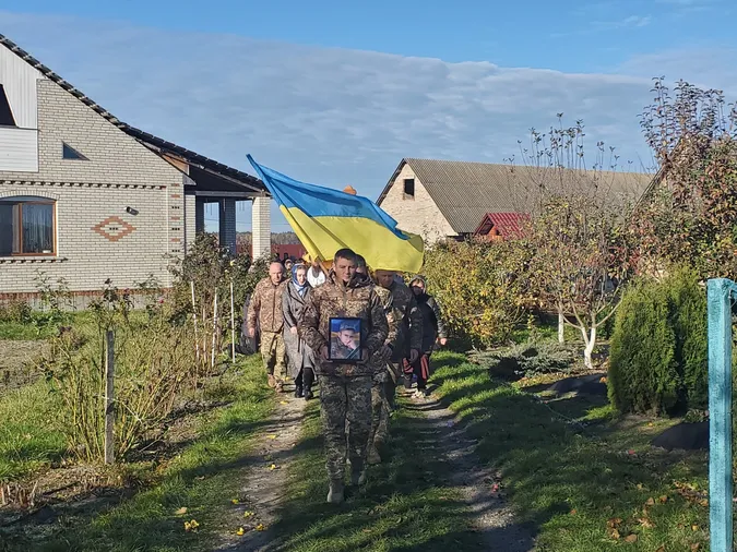 Без батька лишилися двоє донечок: на Волині попрощалися з воїном Андрієм Хомичем (фото)
