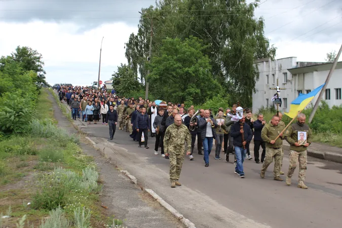 Залишилась дружина та двоє синів: у Маневичах прощались з Героєм Андрієм Іщиком (фото)