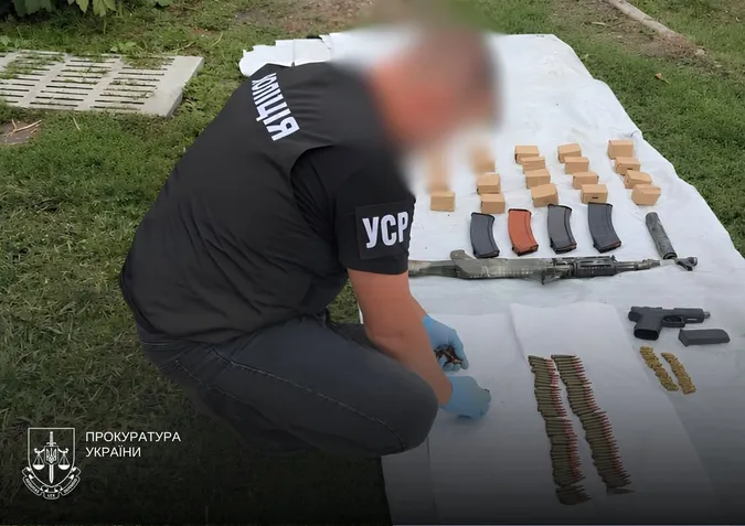 Автомати, гранати та 2400 набоїв: на Волині викрили канал збуту зброї (фото)