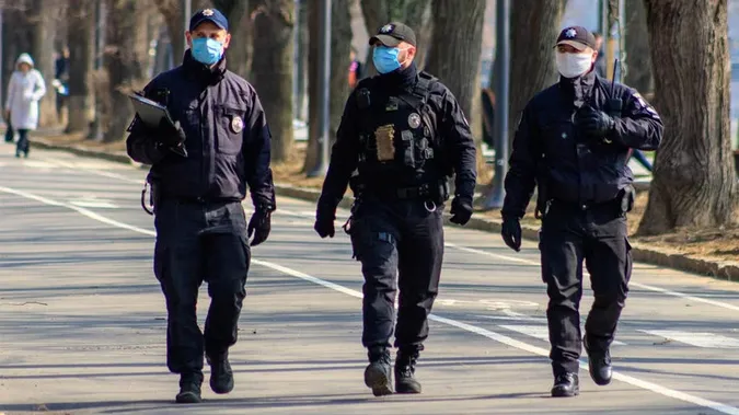 У «червоних» зонах заборонили ходити парками й вулицями без масок