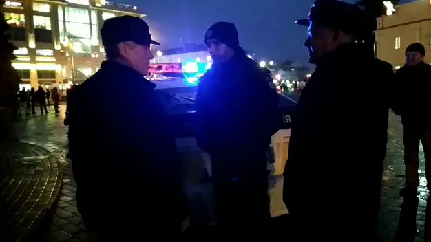 У центрі Луцька чоловік під час флеш-мобу хотів «спалити Путіна» (фото, відео 18+)
