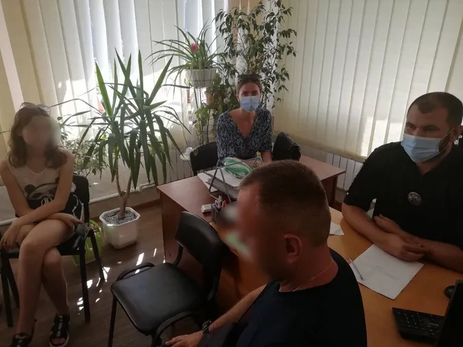 Тренди TikTok: на Харківщині троє неповнолітніх зняли дорожній знак та викинули його
