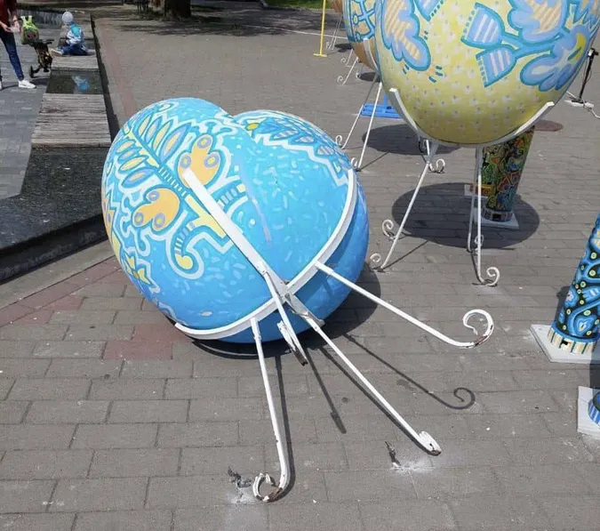 У Луцьку на Театральному майдані п'ятеро хлопців пошкодили пасхальні декорації