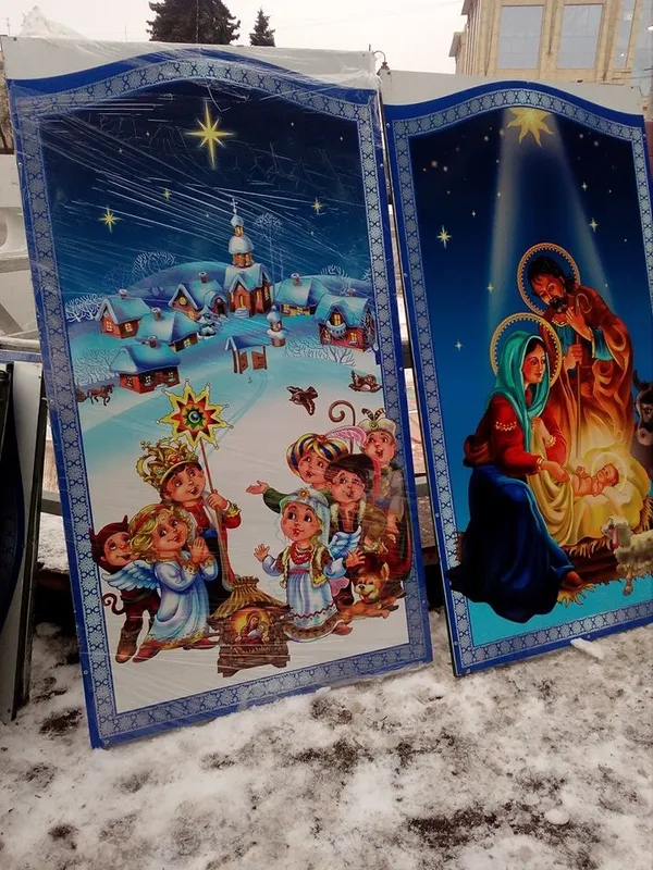 Біля головної ялинки Луцька облаштовують дитяче містечко (фото)
