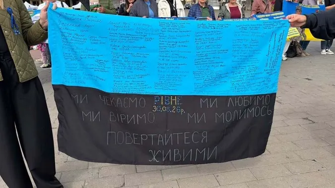 До музею в Луцьку передали прапор, який об’єднав родини зниклих безвісти та полонених (фото)