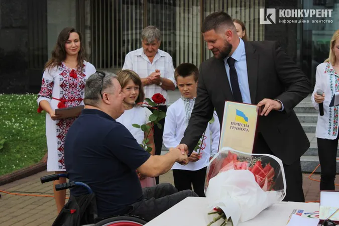 У Луцьку спортсменам з інвалідністю урочисто вручили мікроавтобус (фото)