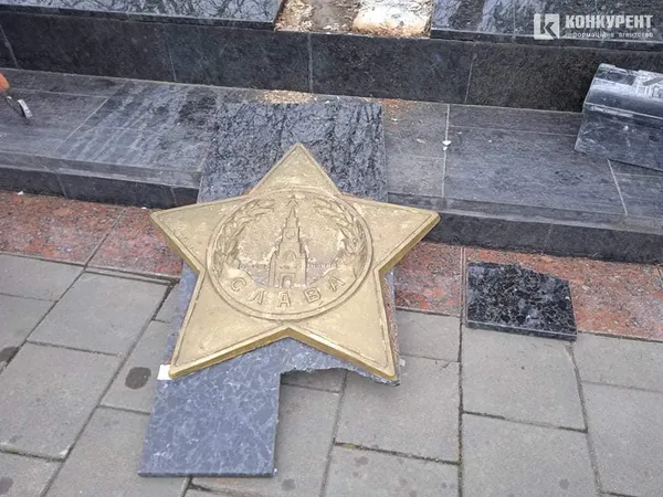 У Луцьку на меморіалі розпочали демонтаж кремлівських зірок (відео)