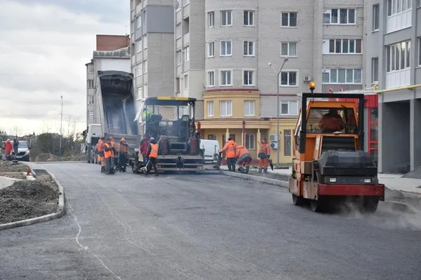 У Луцьку продовжують ремонтували вулиці та двори (фото)