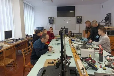 Над ремонтом військової техніки працюють в одній із навчальних лабораторій вишу