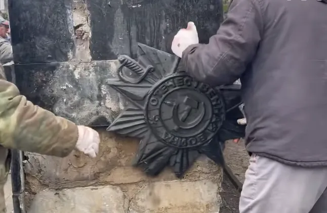 У Володимирі знімають радянські зірки на площі Героїв (фото, відео оновлено)
