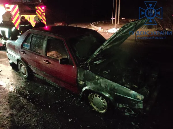 У селі біля Луцька вщент згоріла автівка (фото, відео)