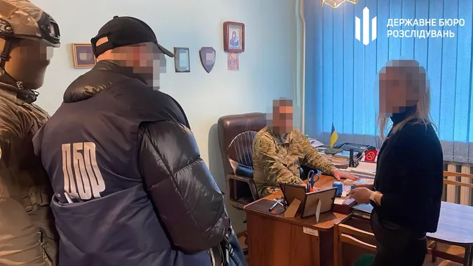 На Закарпатті затримали працівника ТЦК, який схиляв військових до повторного СЗЧ (фото)
