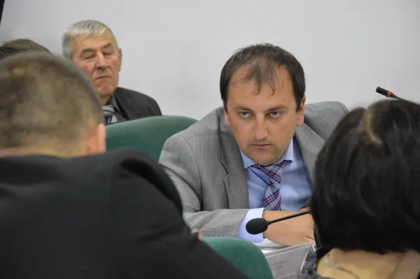 Тарас Яковлев уважно слухає Павла Данильчука