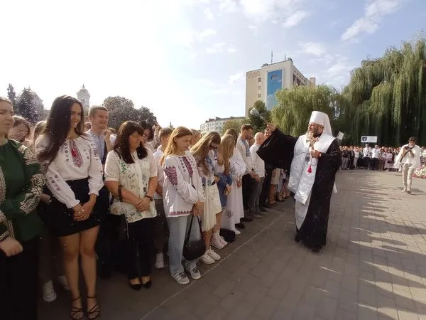 Помолився й окропив водою: митрополит Михаїл благословив «першачків» ЛНТУ (фото)