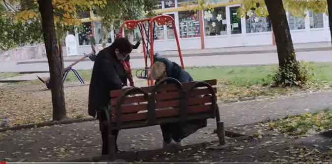 У Ковелі члени двох ДВК «уточнювали» виборчу документацію у парку на лавці