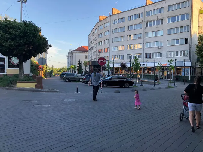 У Луцьку перекрили в'їзд на Театральну площу з Градного Узвозу (фото)