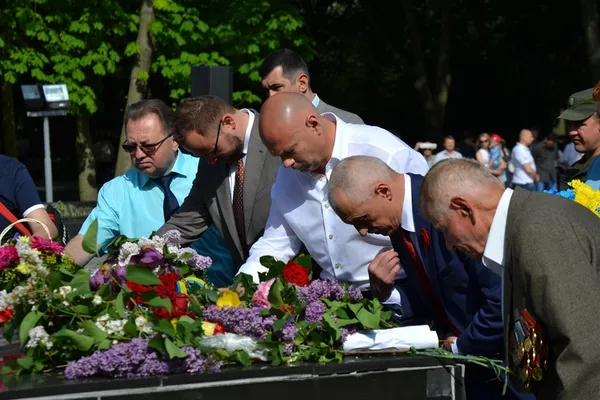 Мовчки та зі сльозами: у Луцьку вшанували пам'ять жертв Другої світової війни (фото)