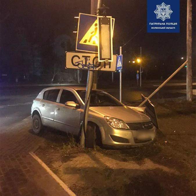 У Луцьку п'яний водій «влетів» у стовп і дорожній знак
