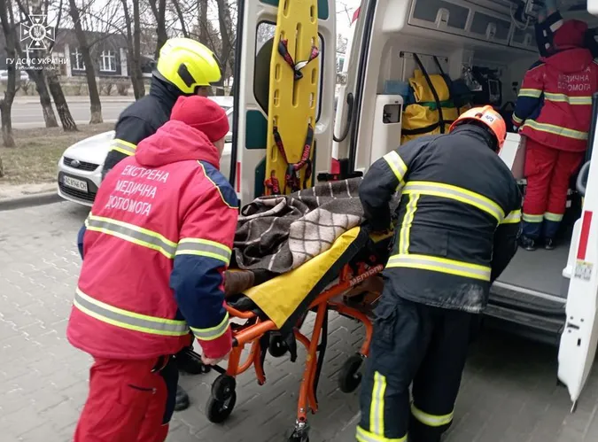 У Луцьку рятувальникам довелося ламати двері, аби допомогти чоловіку (фото)