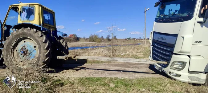На Волині вантажівка загрузла на узбіччі й перекрила рух через міст (фото)