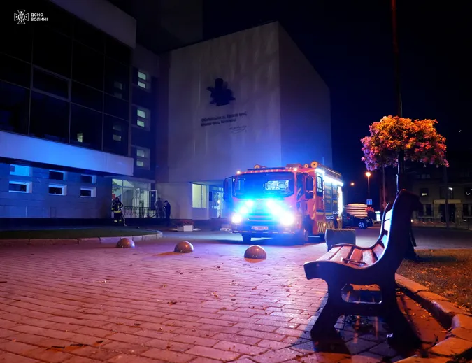 Спецтехніка, рятувальники і дрони: що сталося під ранок в центрі Луцька (фото)