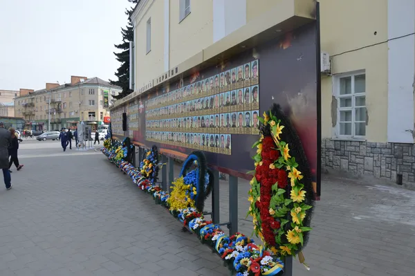 У Луцьку світлину чоловіка, якого помилково «поховали» під іменем героя Небесної сотні, зняли (фотофакт)