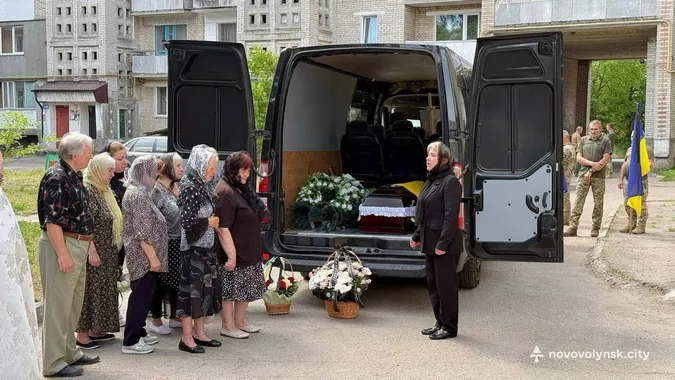 Нововолинська громада попрощалася з воїном Сергієм Бабкіним (фото)