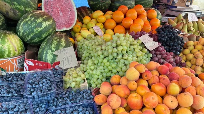 У Луцьку подорожчали фрукти: що кажуть продавці і покупці (фото, відео)