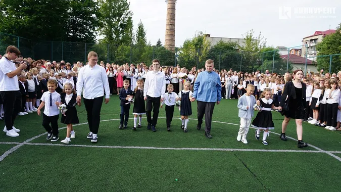 Квіти, дзвоники і діти: як у Луцькому ліцеї №9 відзначили 1 вересня (фото)