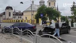 Знесло «передок»: серед Луцька влупилися дві машини і заблокували вулицю (фото)