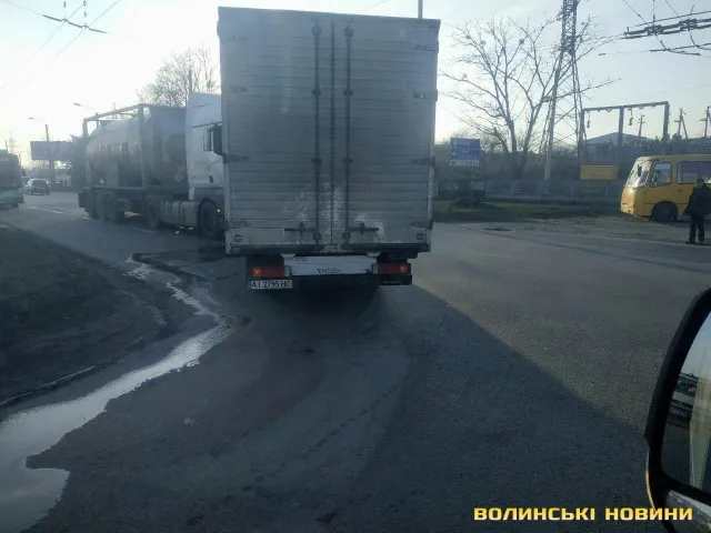 Лоб у лоб: на виїзді з Луцька зіткнулися вантажівки (фото)