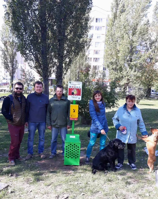 За луцьким РАЦСом встановили зоокомплекс для песиків