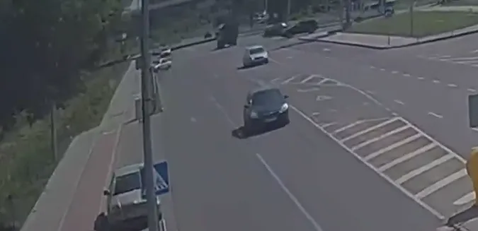 На виїзді з Луцька легковик протаранив паркан (відео)