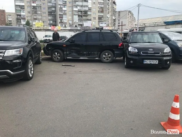 На Луцькому автовокзалі – ДТП із сімома автомобілями (фото, відео)