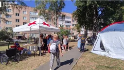 У Луцьку розгорнули пункт допомоги біля постраждалого від падіння «шахеда» будинку (фото)