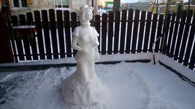 New level: волинський бард зліпив «снігову панянку» (відео)
