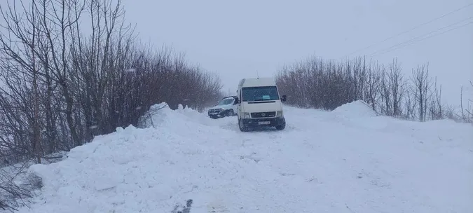 Снігова пастка: на Волині застрягли 14 авто (фото)