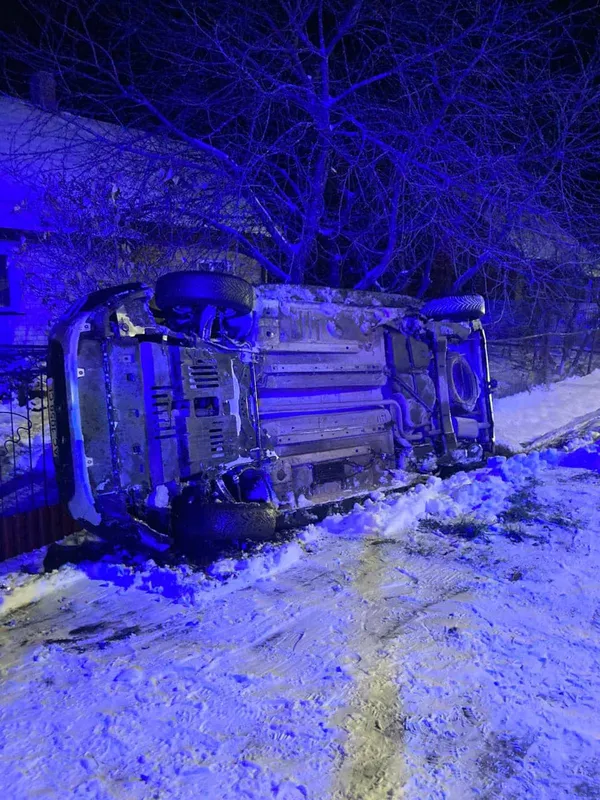 У Шацьку перевернувся автомобіль: водія деблокували рятувальники (фото)