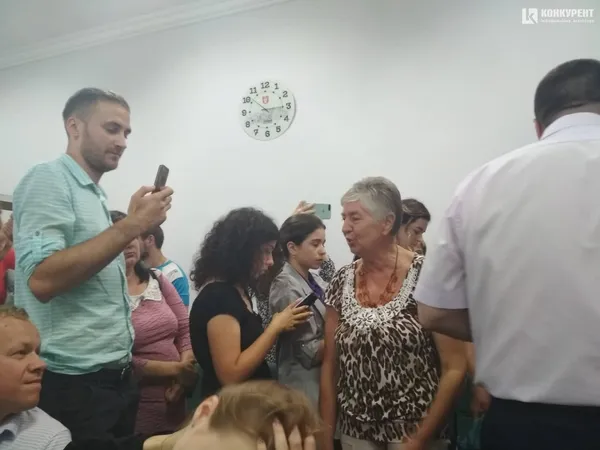 У Луцькраді підприємці з ринку «Привіз» змушують депутатів працювати (фото, відео)