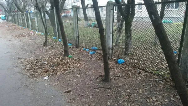 Сміття з бахіл поблизу обласної лікарні
